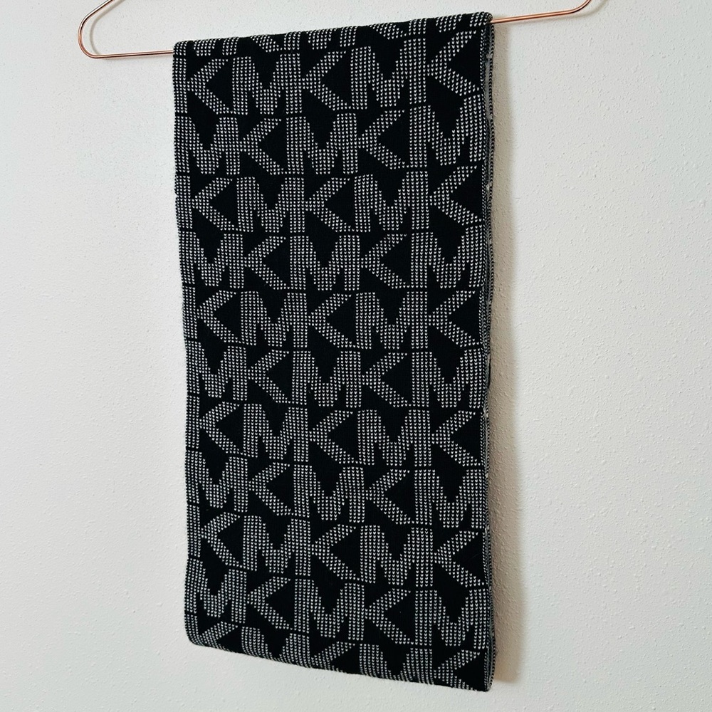 Michael Kors Scarf Reversible Black White One Size Infinity Loop MK